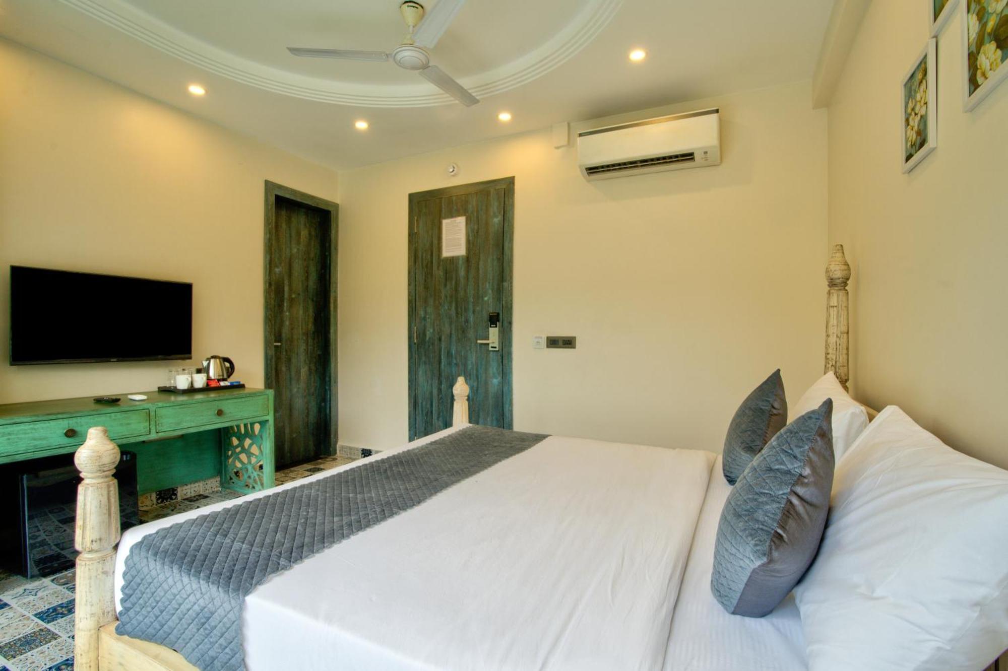 Hotel Goa Courtyard By The Porto Arpora Baga Exterior foto